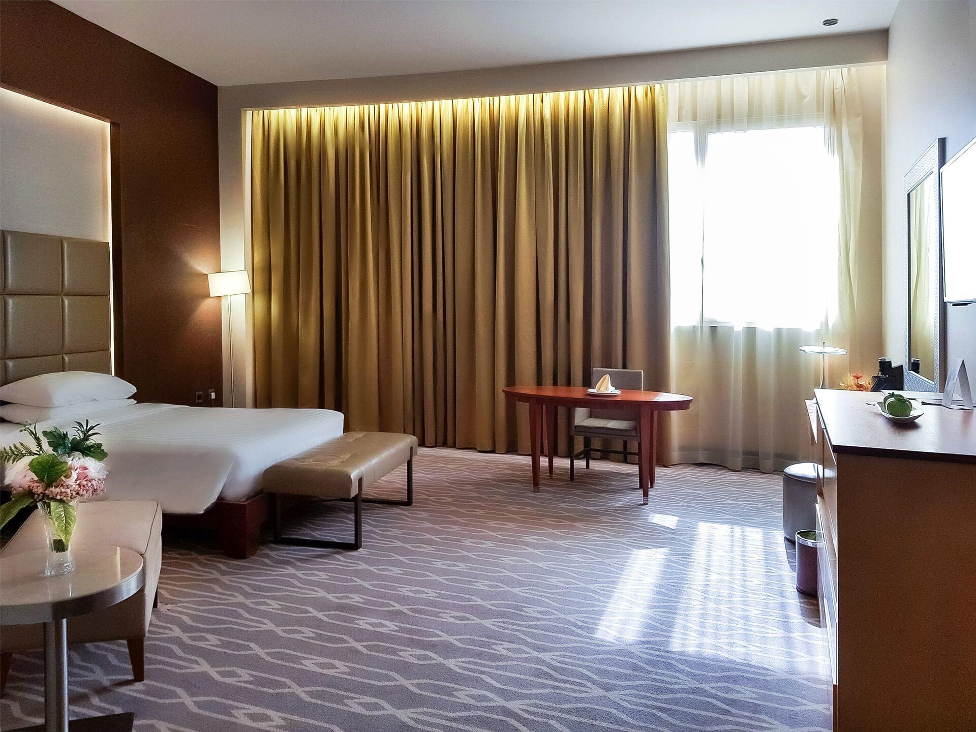 Millennium Hail Hotel Ngoại thất bức ảnh A room at the hotel