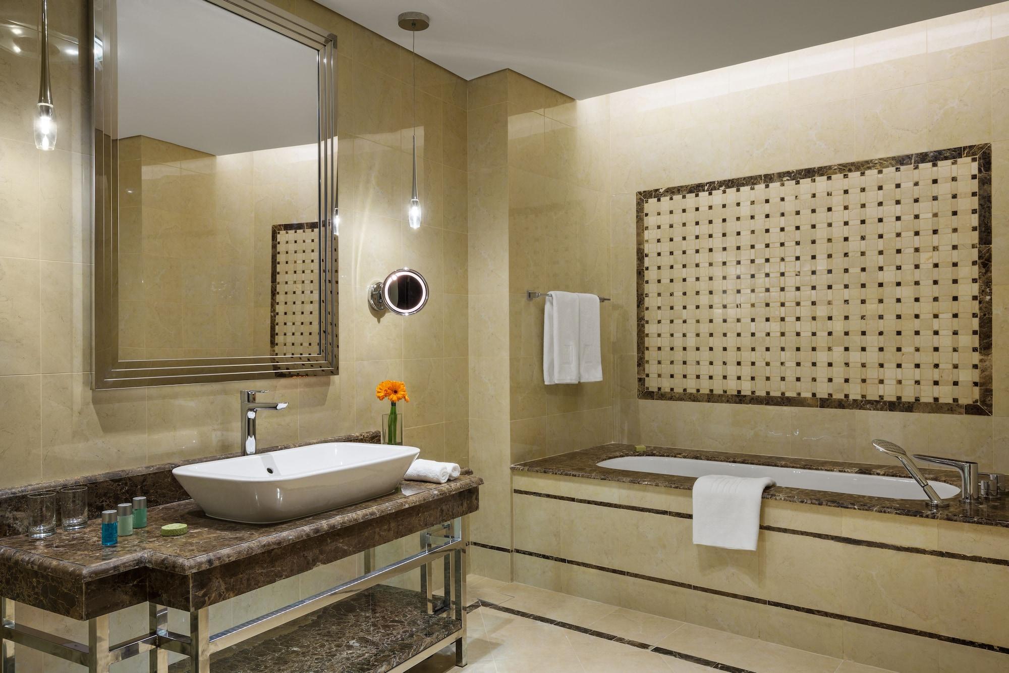 Millennium Hail Hotel Ngoại thất bức ảnh Bathroom