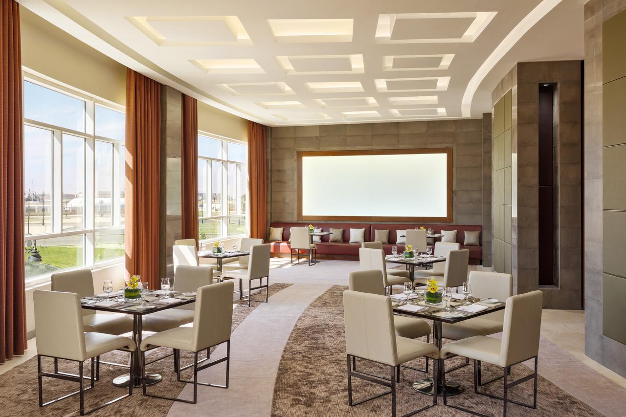 Millennium Hail Hotel Ngoại thất bức ảnh The Club at the airport