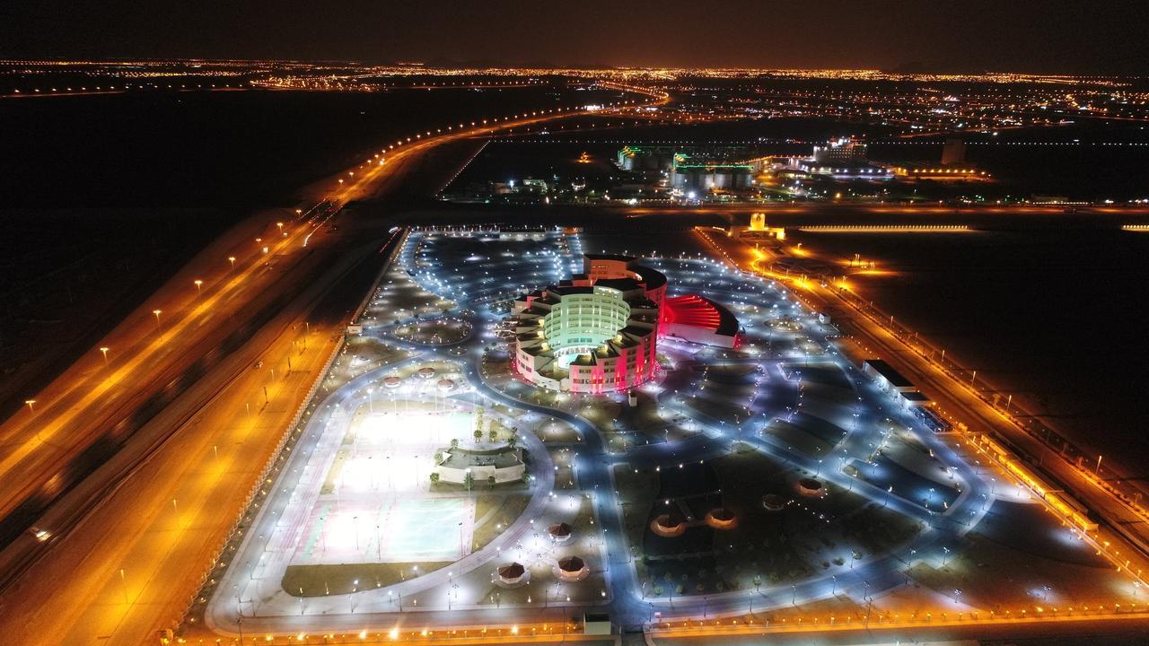Millennium Hail Hotel Ngoại thất bức ảnh The airport at night