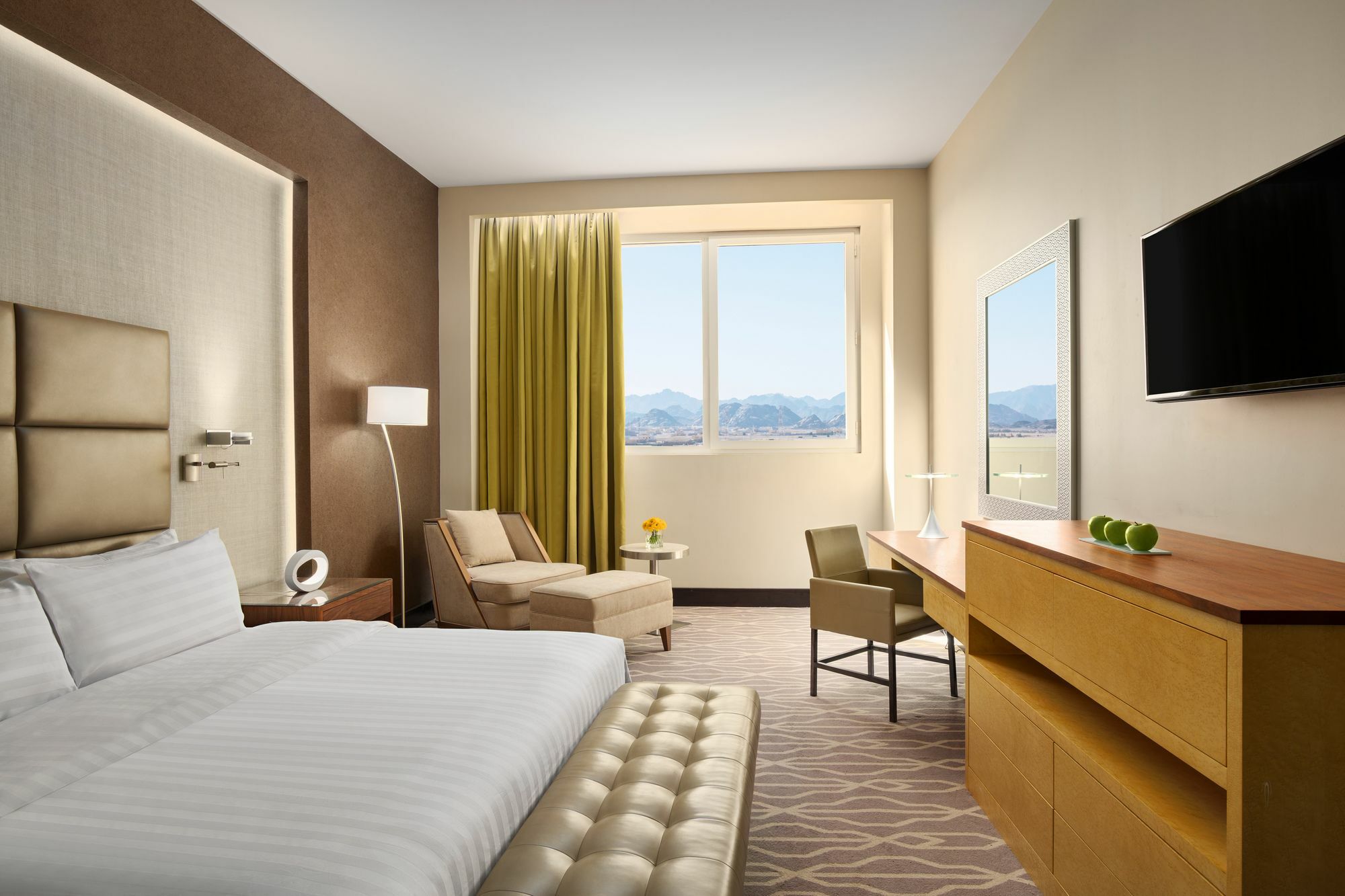 Millennium Hail Hotel Ngoại thất bức ảnh A guest room at the Hilton Garden Inn