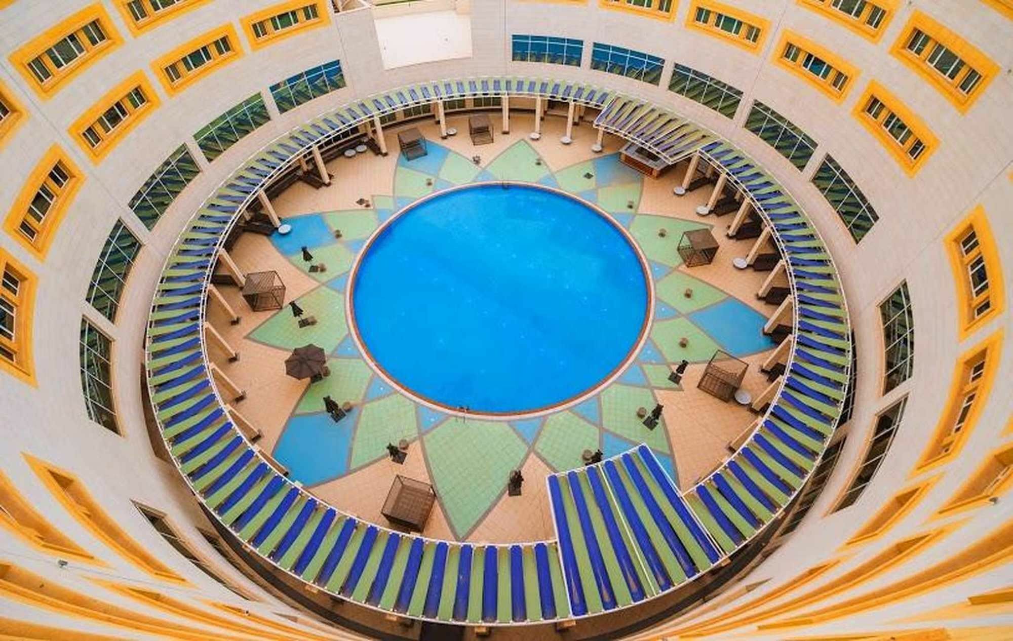 Millennium Hail Hotel Ngoại thất bức ảnh The central atrium of the school